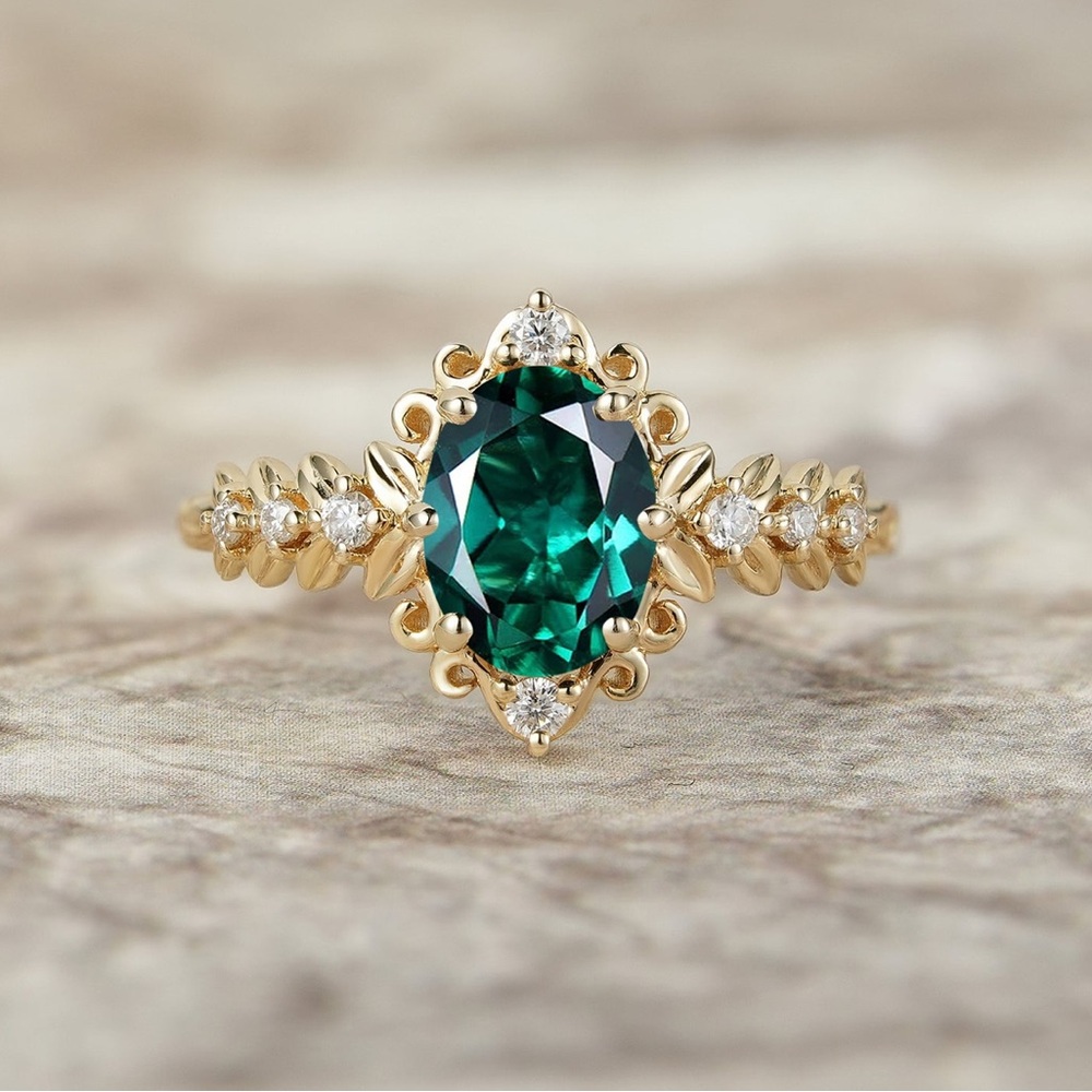 GemsMagic beautiful emerald and gold ring